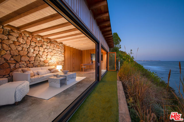 32804 Pacific Coast Highway, Malibu CA: https://media.crmls.org/mediaz/53b96701-0378-48d5-b1c7-c1a107ecac27.jpg