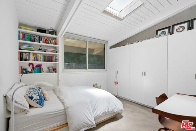 810 Bramble Way, Los Angeles CA: https://media.crmls.org/mediaz/53ba8a3d-f1f6-4fcb-bde6-dd725bb1b936.jpg