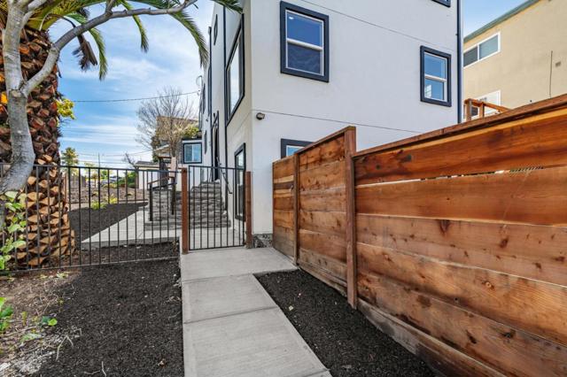 252 Euclid Avenue, Oakland CA: https://media.crmls.org/mediaz/53baba58-770d-4a25-9e92-9ff9735f1a59.jpg