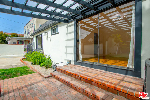449 S Citrus Avenue, Los Angeles CA: https://media.crmls.org/mediaz/53bc434e-7e32-4fd3-8119-f975946d8af1.jpg