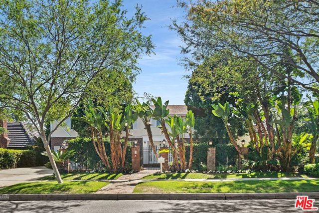 517 N Elm Drive, Beverly Hills CA: https://media.crmls.org/mediaz/53bc8003-a125-415b-ba5f-1121eb7c030c.jpg