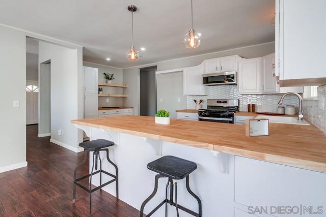 950 Funquest Dr, Fallbrook CA: https://media.crmls.org/mediaz/53be4546-a106-4350-a329-a76163b51bd8.jpg