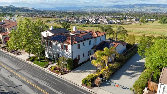 6600 Eagle Ridge Court, Gilroy CA: https://media.crmls.org/mediaz/53bea76f-cce5-45d4-a857-cceb28c210dc.jpg