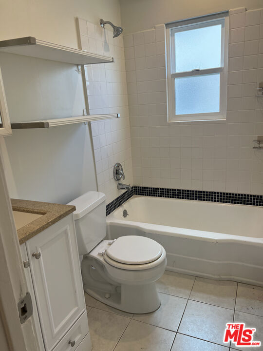 4129 1/2 W Toluca Lake Avenue, Burbank CA: https://media.crmls.org/mediaz/53beb7fa-d413-431e-b151-0207c8ecb8f0.jpg