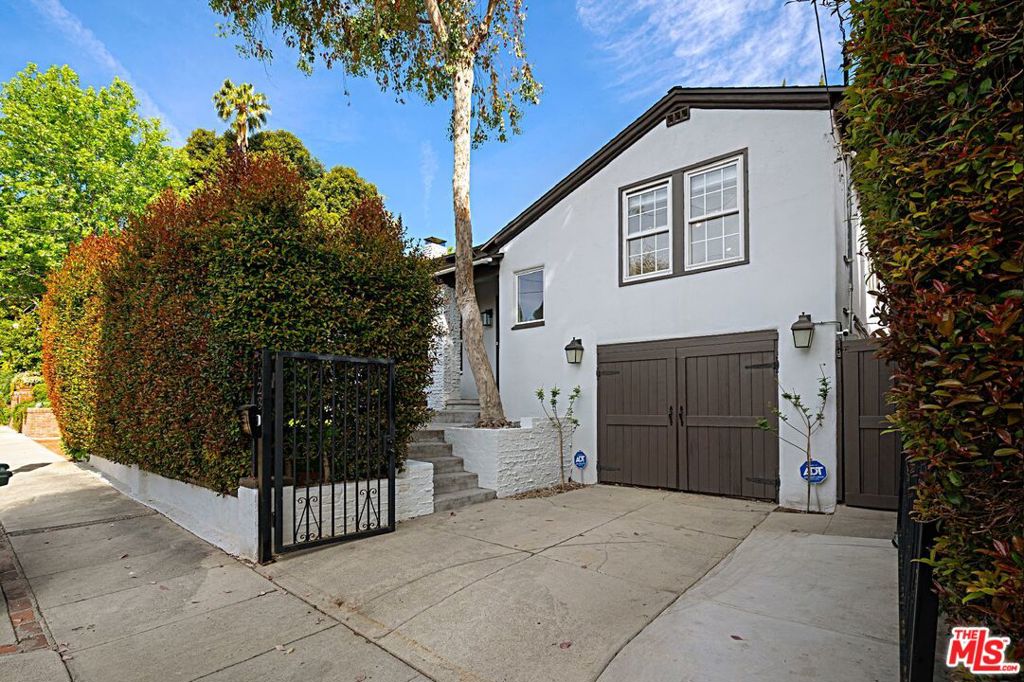 9023 PHYLLIS Avenue — image 1
