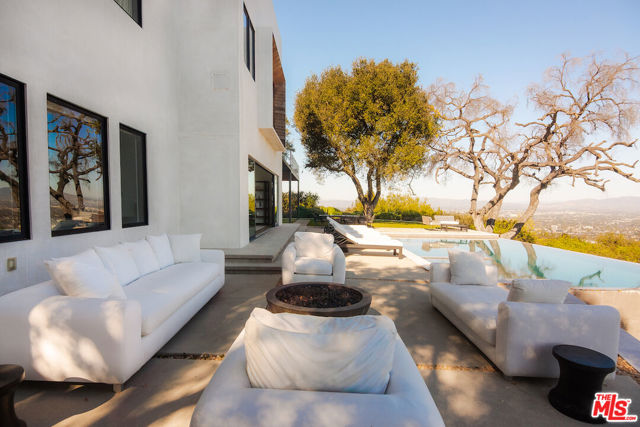 13331 Mulholland Drive, Beverly Hills CA: https://media.crmls.org/mediaz/53bf28fd-2c51-4b28-ba95-5579d22613f1.jpg