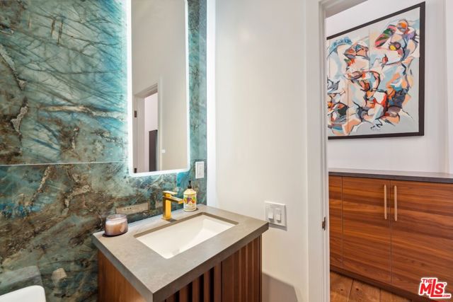 3372 Longridge Terrace, Sherman Oaks CA: https://media.crmls.org/mediaz/53bf8050-22ab-40d1-ae06-edb987cb0f8a.jpg