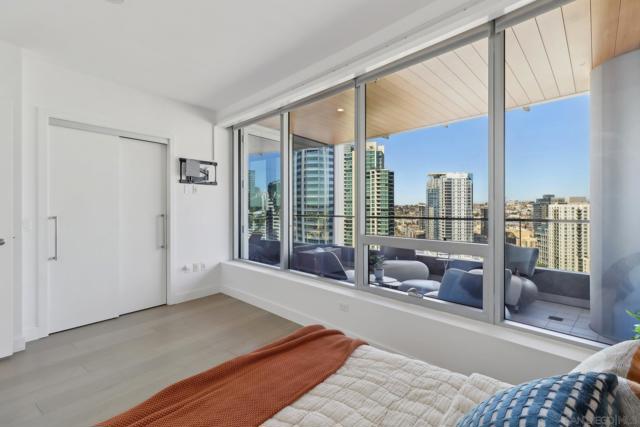 888 W E St, San Diego CA: https://media.crmls.org/mediaz/53bfd234-efb4-4abd-a214-effd924deea2.jpg