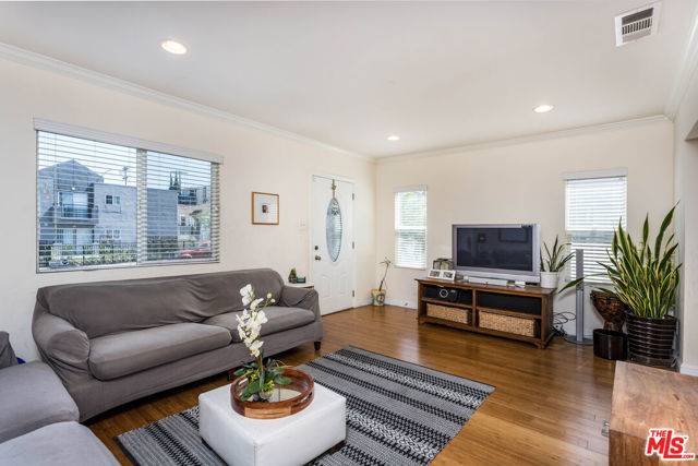 4504 Maplewood Avenue, Los Angeles CA: https://media.crmls.org/mediaz/53c0ac50-9c69-4abf-aa6c-b584bb75c733.jpg