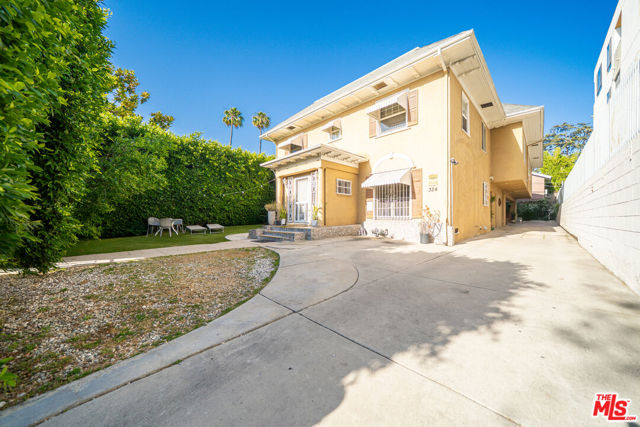 320 Westminster Avenue, Los Angeles CA: https://media.crmls.org/mediaz/53c12cac-5ce2-4a08-8719-b99df32a69d1.jpg