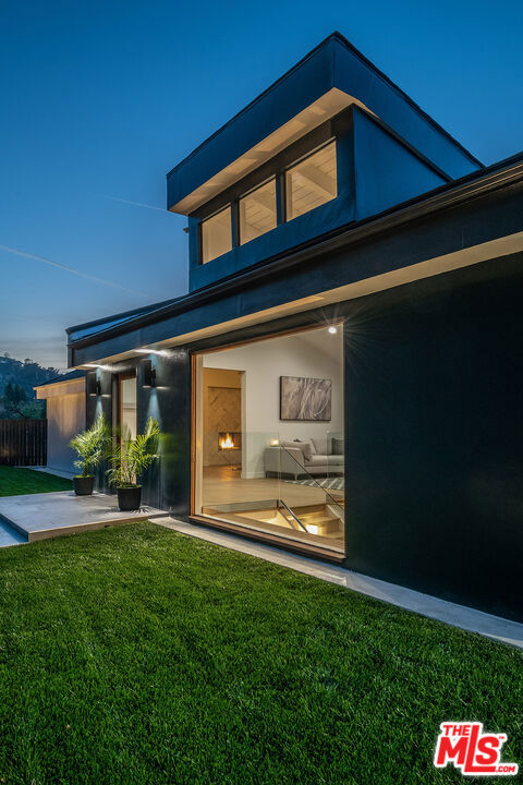 3701 Multiview Drive, Los Angeles CA: https://media.crmls.org/mediaz/53c1af10-8eea-4b53-8f7d-c9787f6cb92d.jpg