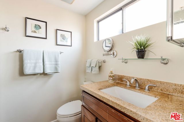 4837 Round Top Drive, Los Angeles CA: https://media.crmls.org/mediaz/53c2c0b0-e040-4f90-8f94-626a95497e6f.jpg