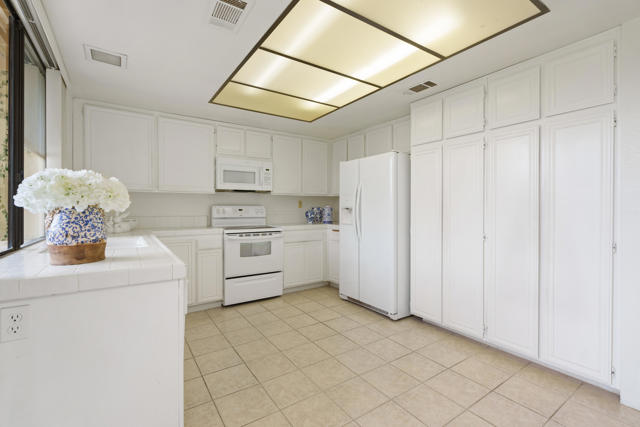 179 Las Lomas, Palm Desert CA: https://media.crmls.org/mediaz/53c2d150-d614-48af-b2d0-0217234df755.jpg