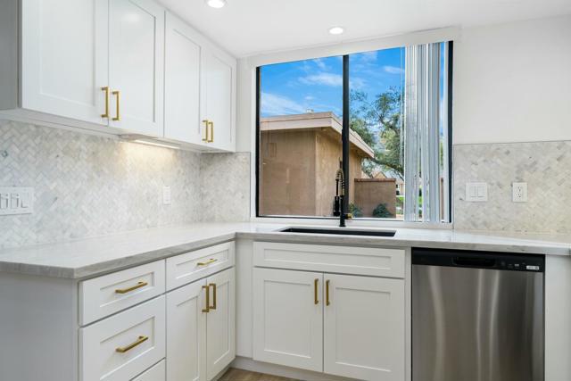 75 Sunrise Drive, Rancho Mirage CA: https://media.crmls.org/mediaz/53c48a83-490c-48d1-98f5-94ce8a5e0faf.jpg