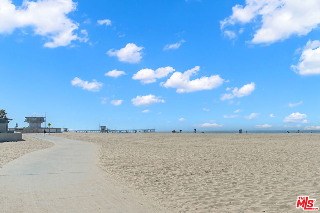https://media.crmls.org/mediaz/53c4ff84-f9cf-4b82-a708-a6c5e302c83a.jpg?preset=X-Large