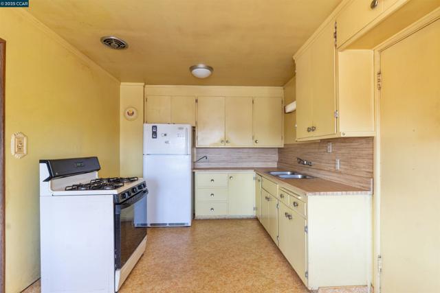 1406 Monterey St, Richmond CA: https://media.crmls.org/mediaz/53c57429-18b0-4d3d-9429-9b6cbc53071d.jpg