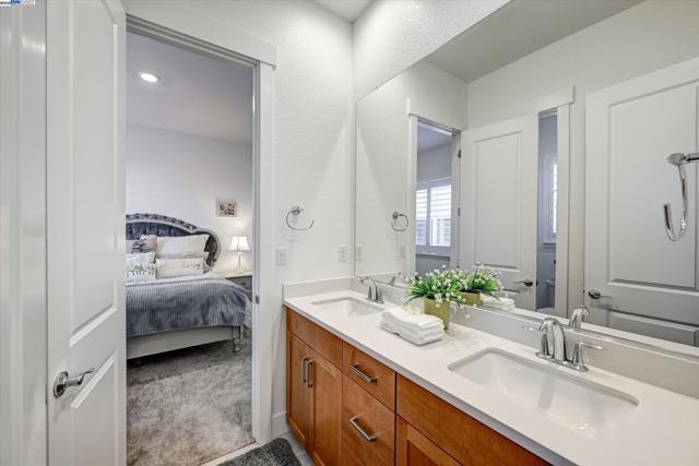 4072 Whitney Vista Ln, Rocklin CA: https://media.crmls.org/mediaz/53c6512f-8e1a-4288-9731-e4ffb57278f6.jpg