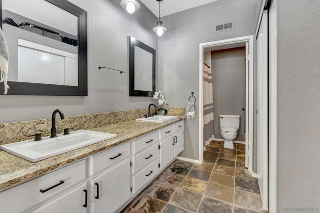 3432 Cameo Dr, Oceanside CA: https://media.crmls.org/mediaz/53c657c3-4b16-408b-be71-818b2bcde1ca.jpg