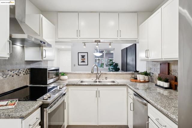 760 Canyon Oaks Dr, Oakland CA: https://media.crmls.org/mediaz/53c682f6-ad3d-48f2-b9d2-0bc5cad9fea6.jpg