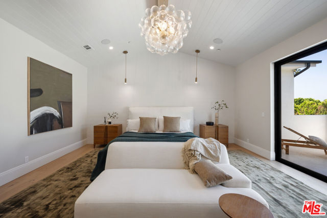 5036 Woodley Avenue, Encino CA: https://media.crmls.org/mediaz/53c80c8a-53e8-4204-ab2d-606a03ee3628.jpg