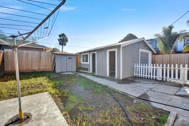 367 College Street, Hollister CA: https://media.crmls.org/mediaz/53c81fec-3f7b-4bdd-92c8-4a31e5a924ae.jpg