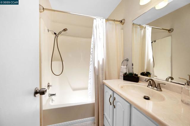 433 Ridgeview Dr, Pleasant Hill CA: https://media.crmls.org/mediaz/53c83ae2-a432-40d8-b54e-2dba3437c283.jpg