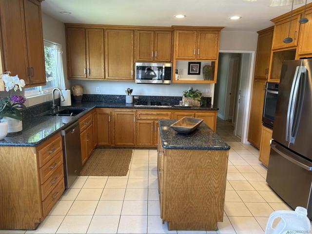 1190 Robertson Dr, Escondido CA: https://media.crmls.org/mediaz/53c9ba00-ebf8-47ec-996b-d832073f3f89.jpg