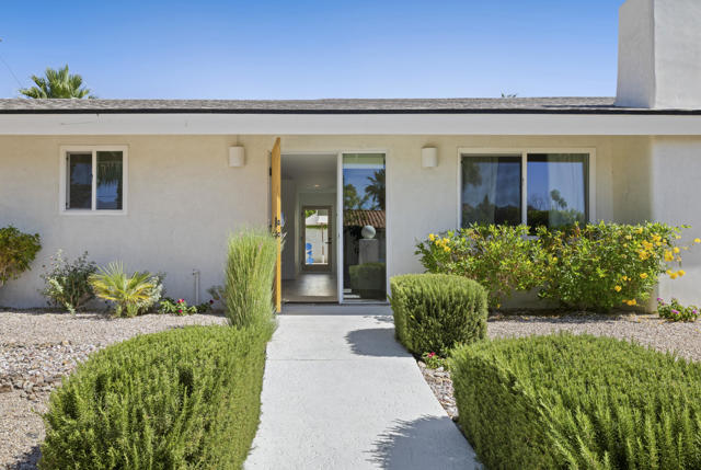 1190 E Buena Vista Drive, Palm Springs CA: https://media.crmls.org/mediaz/53ca639b-85e1-43bc-b710-2a44c70b4c7d.jpg