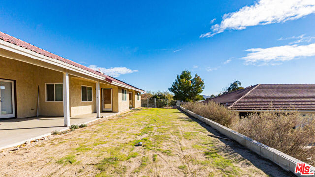 26665 Lakeview Drive, Helendale CA: https://media.crmls.org/mediaz/53cb545e-472b-4cb7-8e2a-8c0321dc4003.jpg