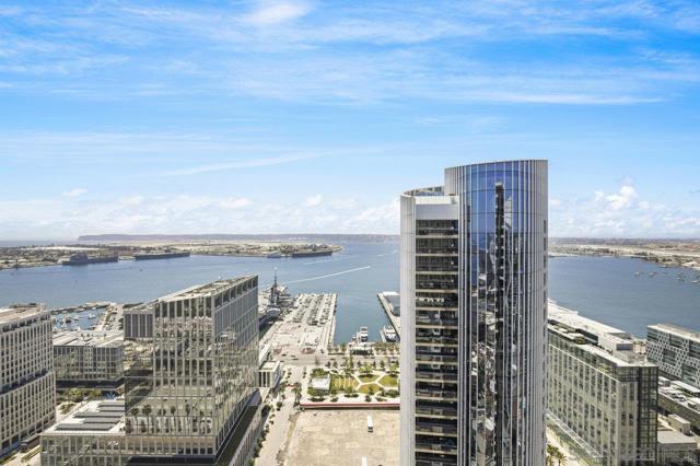 700 W E St, San Diego CA: https://media.crmls.org/mediaz/53cbb08c-f21f-45d7-993f-e0150ff6232e.jpg
