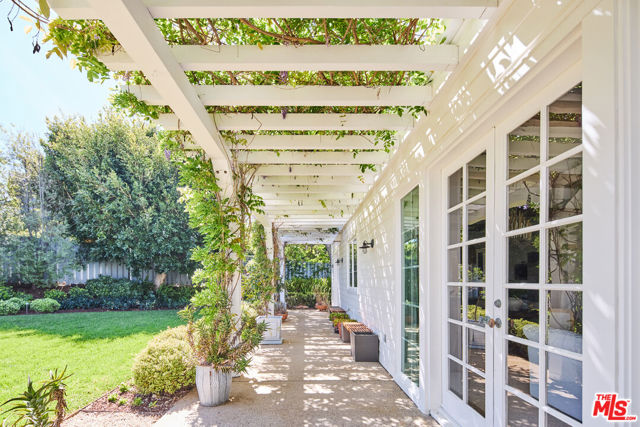 28830 Hampton Place, Malibu CA: https://media.crmls.org/mediaz/53cc0062-429a-4c0b-9d5a-d49e4a608579.jpg