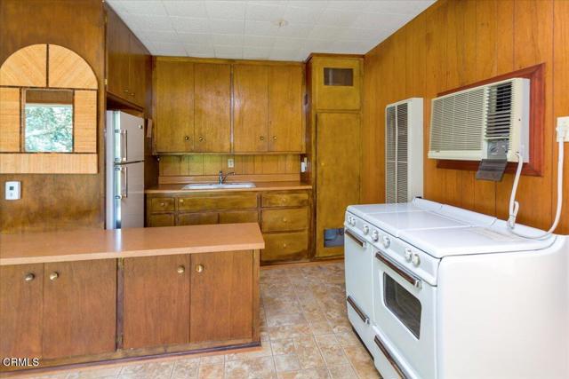 1372 Inverness Drive, Pasadena CA: https://media.crmls.org/mediaz/53cd118c-3f6e-42a3-95fc-e25432c30af4.jpg