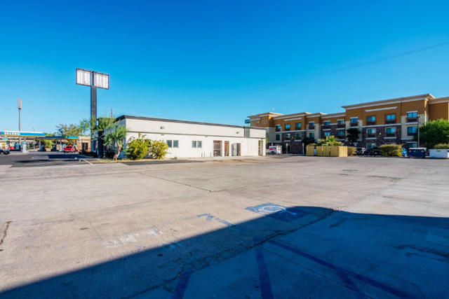 320 Lovekin Boulevard, Blythe CA: https://media.crmls.org/mediaz/53ceb940-185c-4121-8a89-c5f570ab79b2.jpg