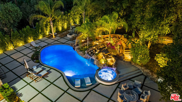 18762 Wells Drive, Tarzana CA: https://media.crmls.org/mediaz/53cf5bfd-5bc7-4315-a11c-27483cb26cee.jpg