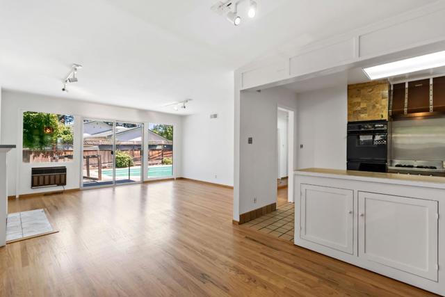 100 Eldora Drive, Mountain View CA: https://media.crmls.org/mediaz/53cf8bfe-57e2-4a7c-94f7-f125030cb860.jpg