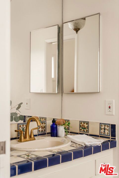 https://media.crmls.org/mediaz/53cfe586-dd96-4a2a-9ec1-daf80f540663.jpg?preset=X-Large