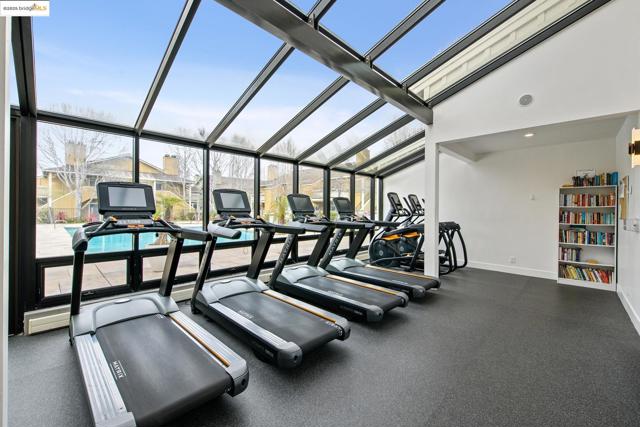 92 Schooner Ct, Richmond CA: https://media.crmls.org/mediaz/53cffb29-6770-4dd2-bb32-85c5cef82f83.jpg