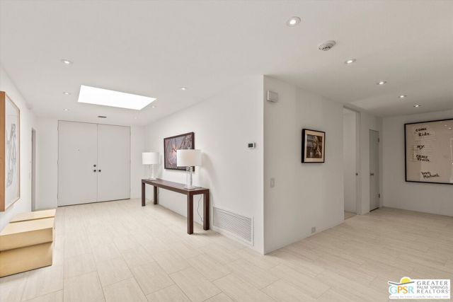 6 Trojan Court, Rancho Mirage CA: https://media.crmls.org/mediaz/53d00456-dcbd-4b5e-8a81-167a077319a9.jpg
