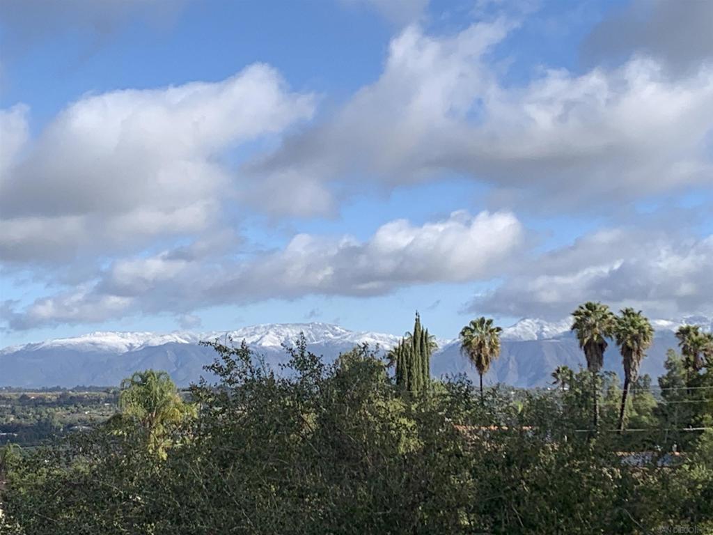 https://media.crmls.org/mediaz/53d05f45-18ab-4004-87e6-39c1a707930b.jpg?preset=X-Large
