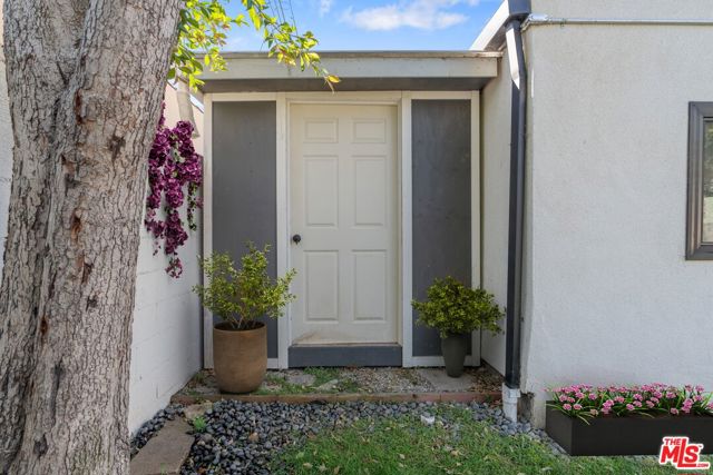 1280 S Sycamore Avenue, Los Angeles CA: https://media.crmls.org/mediaz/53d0a59a-6794-4e73-8de1-a6df900c9e8a.jpg