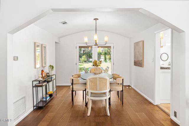 325 S Oak Avenue, Pasadena CA: https://media.crmls.org/mediaz/53d0de7c-7d9b-4221-805c-ec77751f5ed6.jpg
