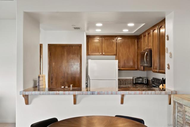 12132 Royal Birkdale Row Unit 104E, San Diego CA: https://media.crmls.org/mediaz/53d0fed7-d1b3-4cf0-a145-6a5065b64fd7.jpg