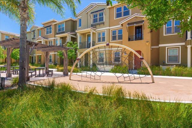639 Cinnamon Circle, Mountain View CA: https://media.crmls.org/mediaz/53d12b58-b05d-481f-a950-6bede8d6ef73.jpg