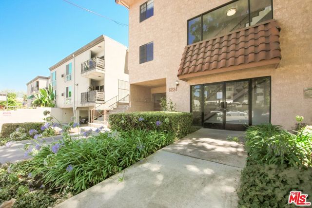 6234 Woodman Avenue photo 4
