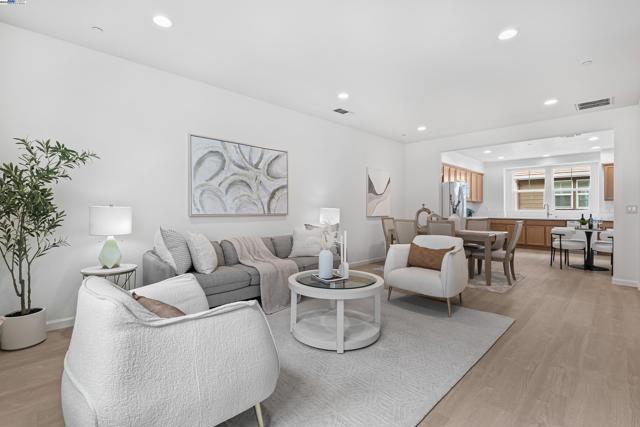 6677 S Mariposa Ln, Dublin CA: https://media.crmls.org/mediaz/53d33ce6-acf9-40c6-adaa-5fe82696363a.jpg