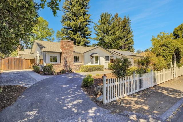 667 Cuesta Drive, Los Altos CA: https://media.crmls.org/mediaz/53d4f210-dbe4-426d-bc82-d0e3e904aaa7.jpg