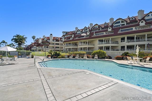 1099 1st St, Coronado CA: https://media.crmls.org/mediaz/53d52dbb-34e0-4610-b4e9-24febc35222b.jpg