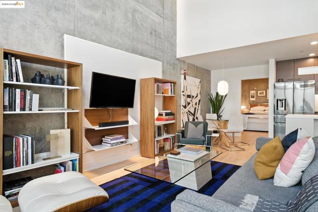 311 Oak St, Oakland CA: https://media.crmls.org/mediaz/53d5f6c6-020f-4af6-b58b-eeb9311d04c9.jpg