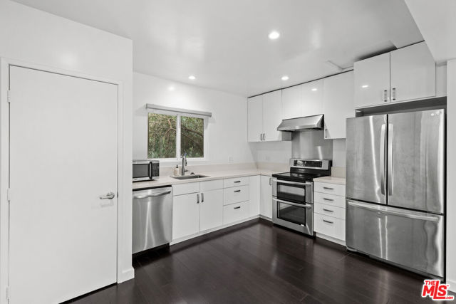 1434 24th Street, Santa Monica CA: https://media.crmls.org/mediaz/53d6467b-fae1-46a3-a360-6e3b5312f4f8.jpg