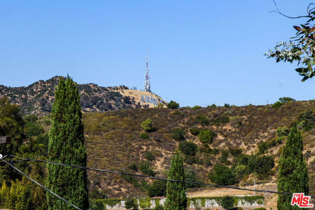 https://media.crmls.org/mediaz/53d68978-92b2-4210-9e24-a00e8a50c05f.jpg?preset=X-Large